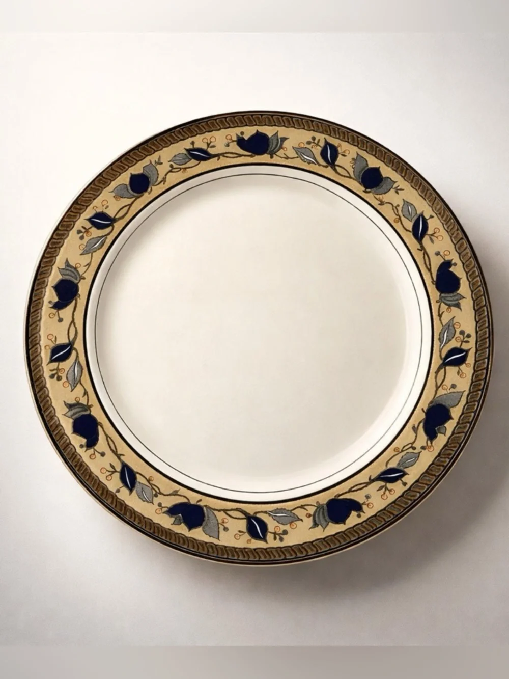 NWOB Mikasa Intaglio Arabella CAC 01 Chop Plate Serving Platter 12.75